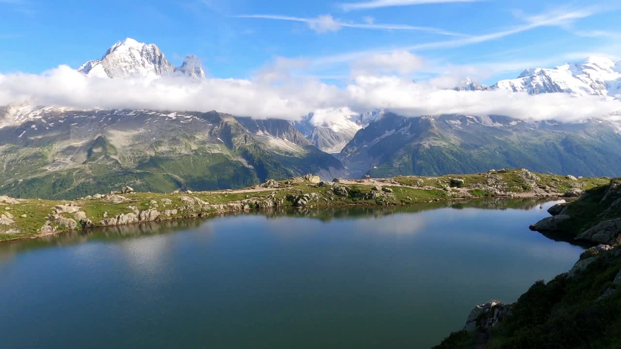 Lac Blanc或白色湖泊无人机视图。夏蒙尼最受徒步旅行者欢迎的目的地之一视频素材