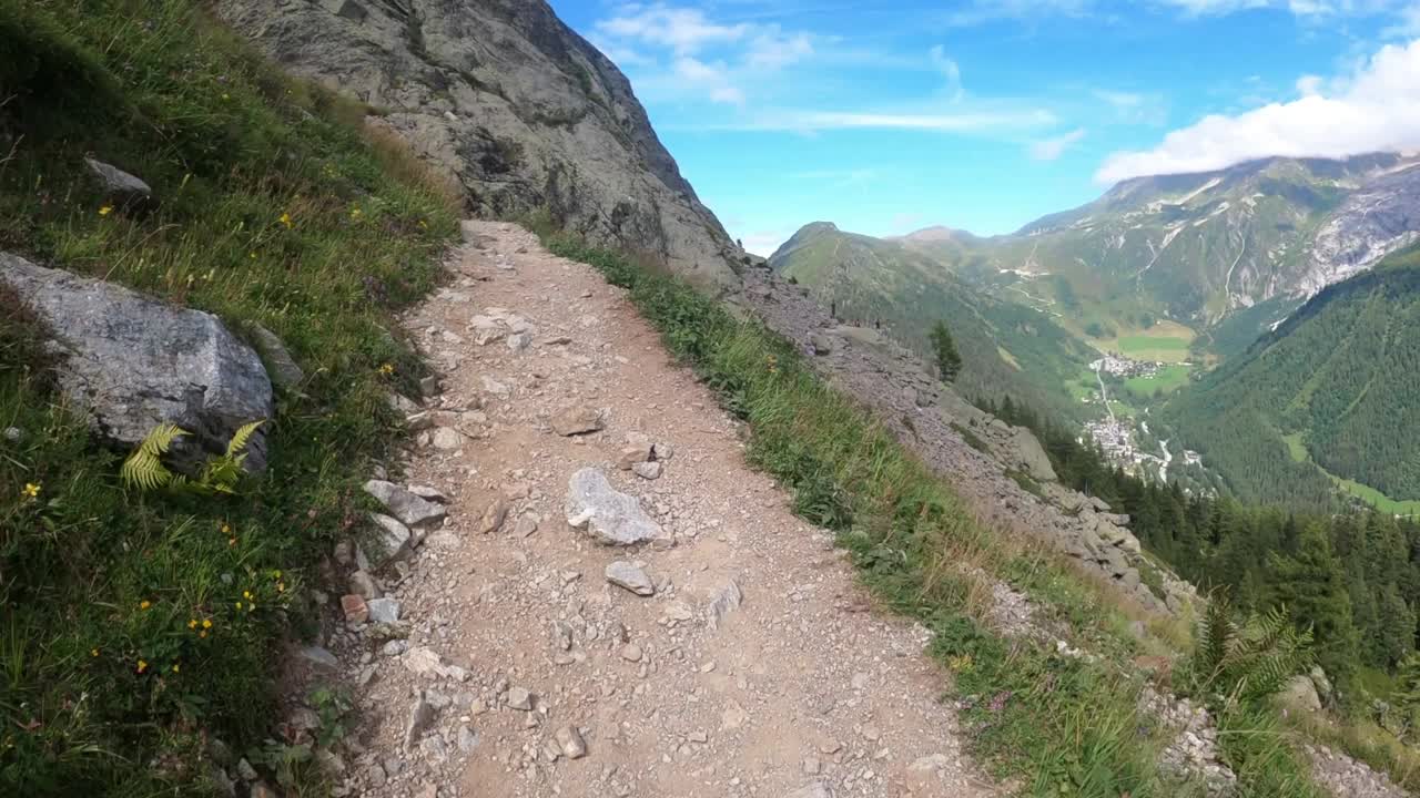 徒步旅行。徒步旅行者到达法国夏蒙尼的Lac blanc。夏蒙尼最受徒步旅行者欢迎的目的地之一视频素材