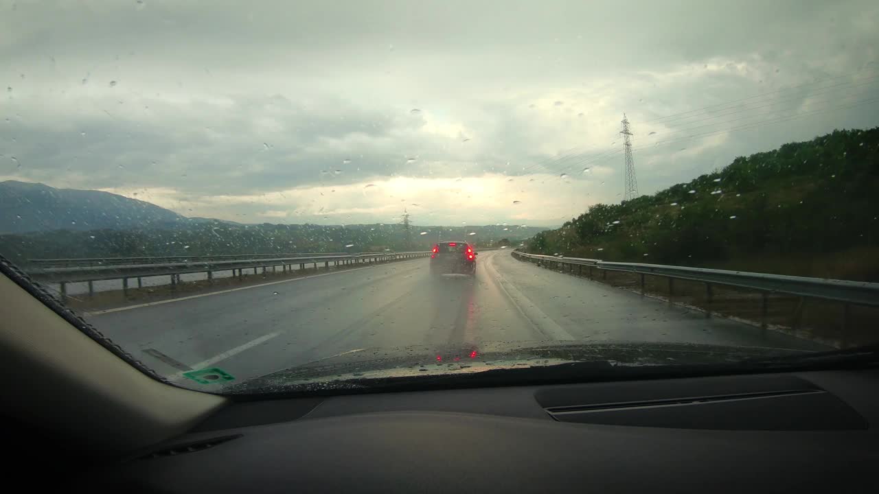 Pov车辆在雨天湿路高速公路上行驶视频素材