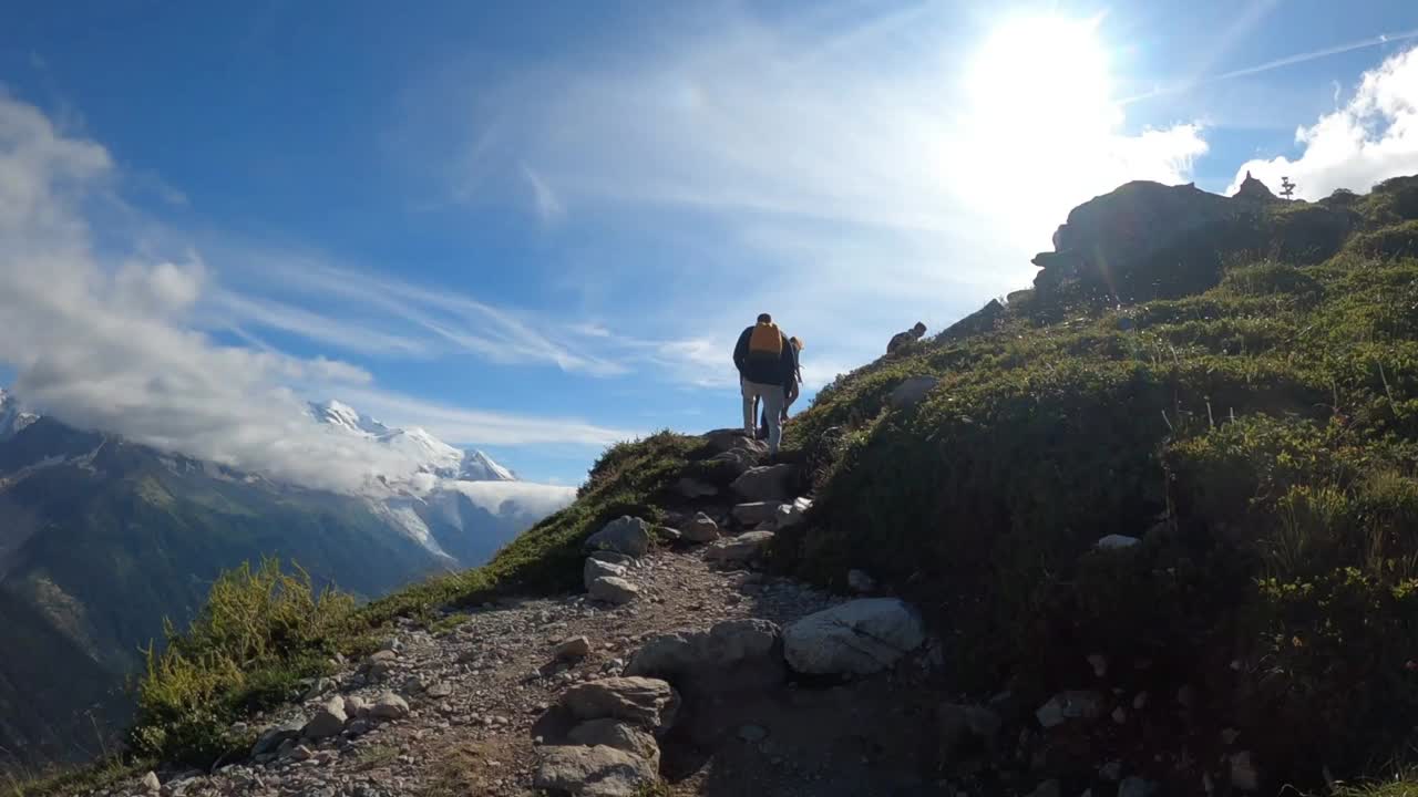 徒步旅行。徒步旅行者到达法国夏蒙尼的Lac blanc。夏蒙尼最受徒步旅行者欢迎的目的地之一视频素材