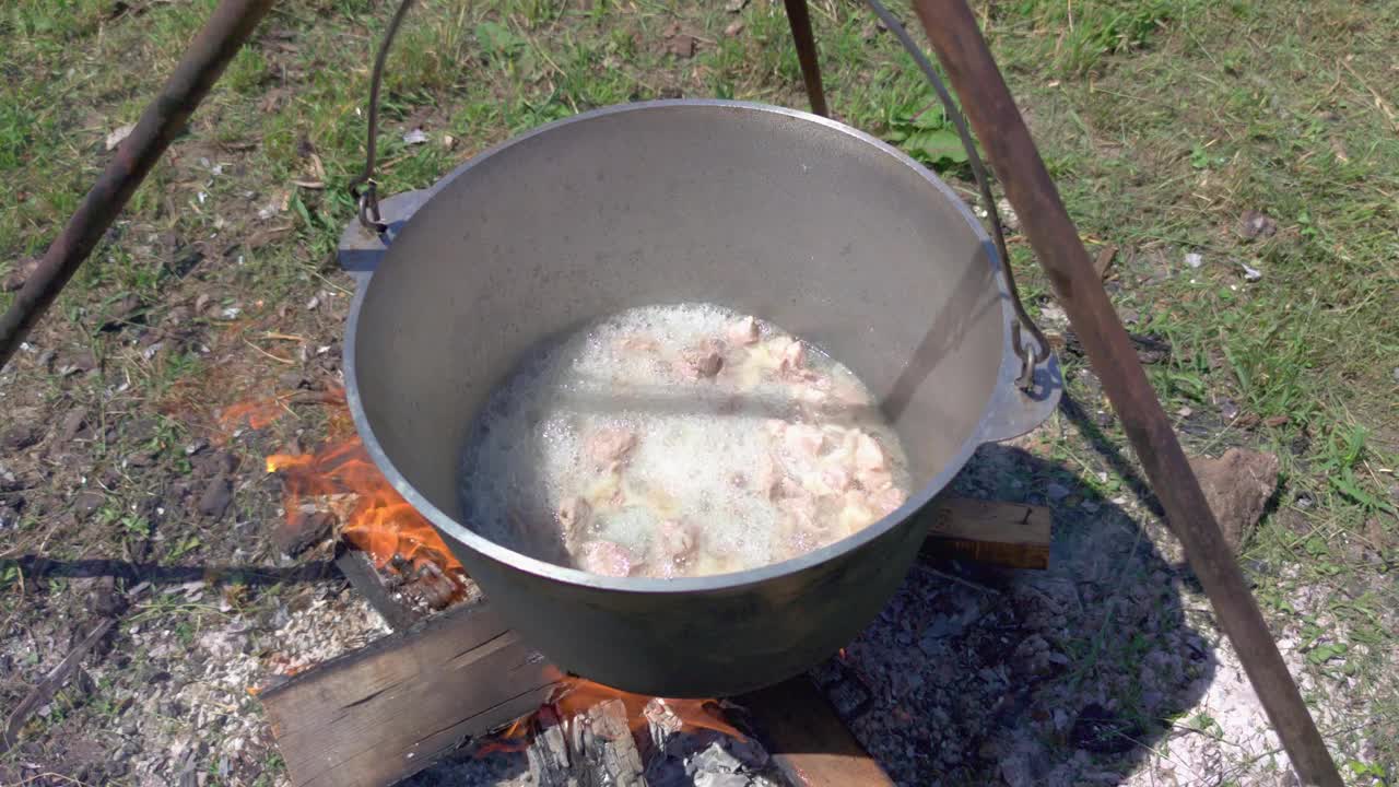 锅里煮肉视频素材