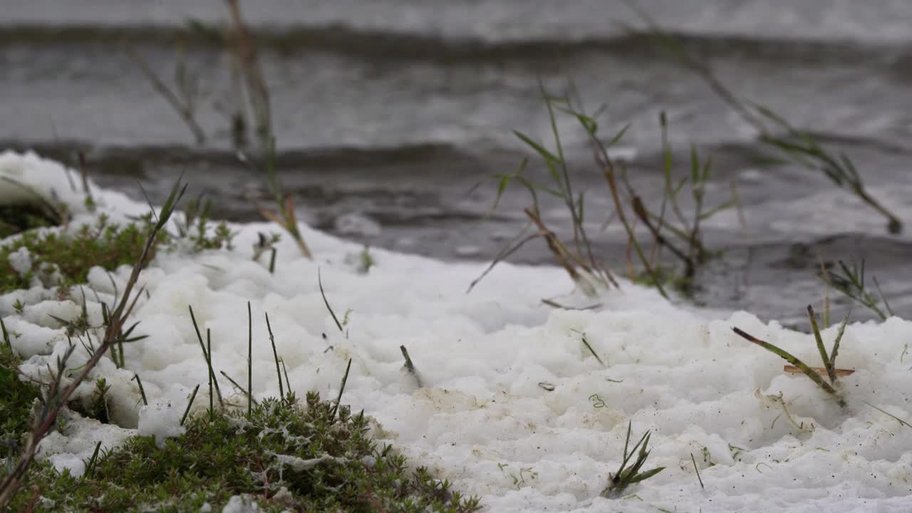 暴风雨中的泡沫水/即使暴风雨中的Schuimend水视频素材