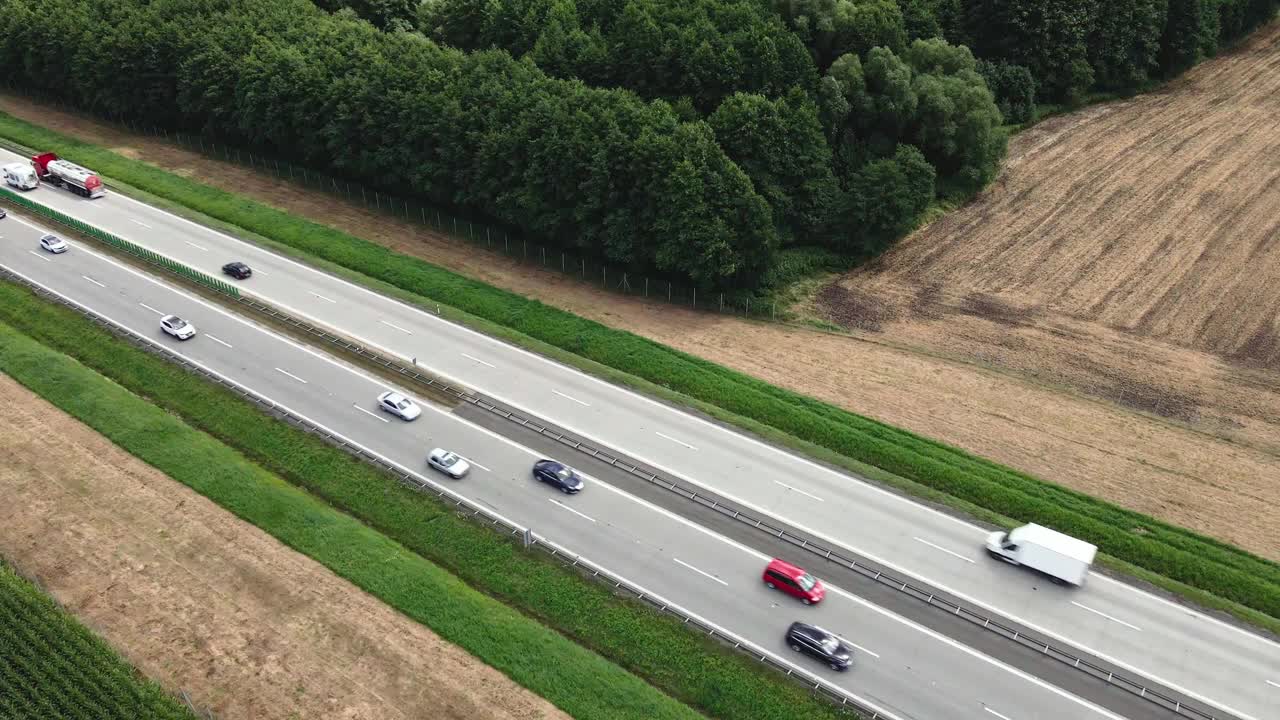 公路交通。汽车在路上行驶，无人机视野视频素材