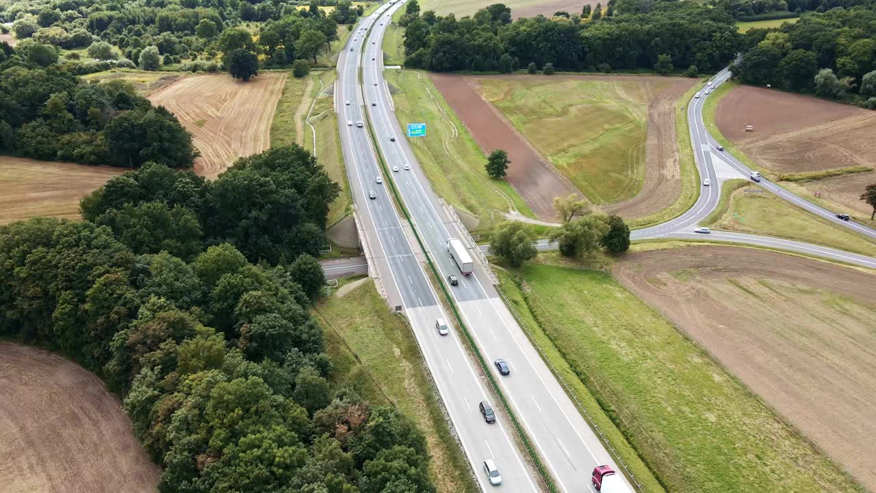 高速公路的鸟瞰图与移动的汽车。道路交通视频素材