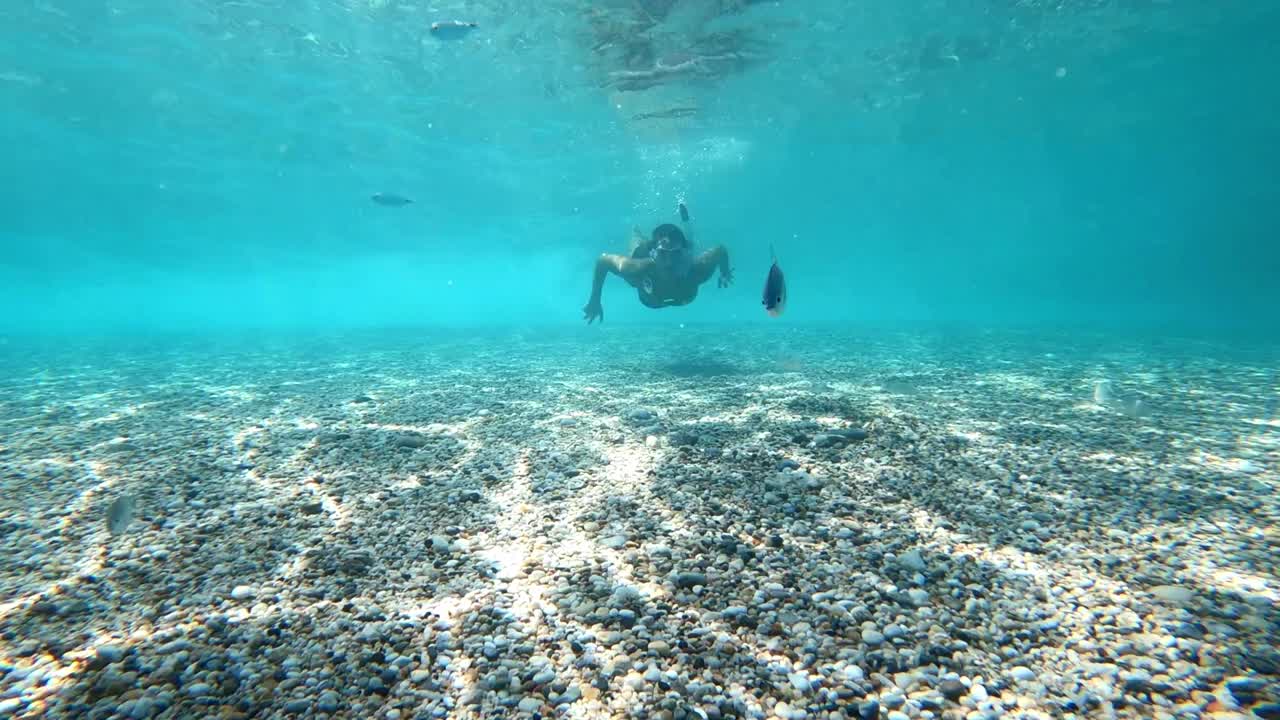 年轻女子潜水，水下浮潜，在地中海潜水寻找鱼在夏天视频素材