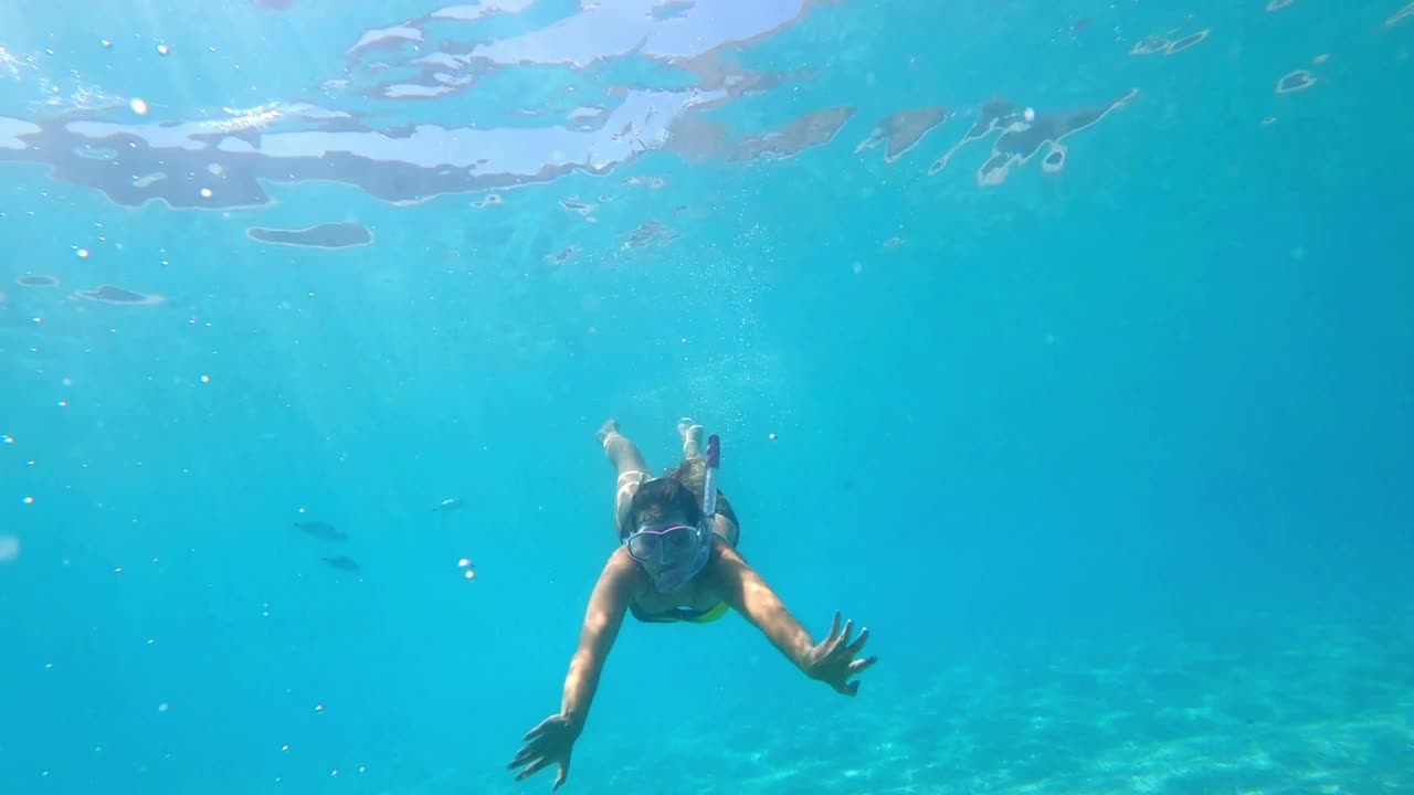 年轻女子潜水，水下浮潜，在地中海潜水寻找鱼在夏天视频素材