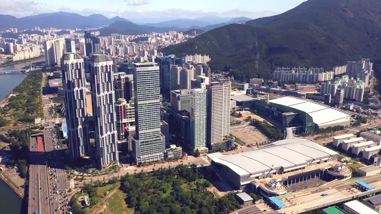 韩国釜山，海云台区，APEC Naru公园和釜山电影中心附近的市中心视频素材