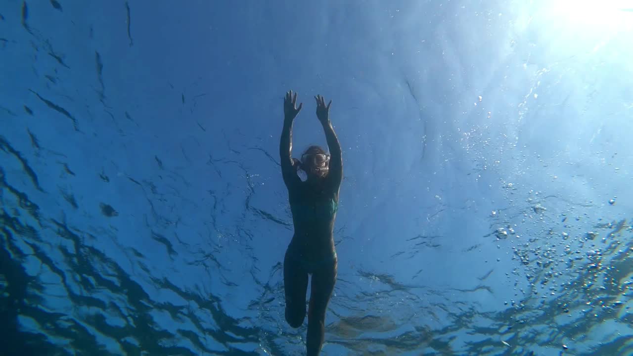 年轻女子潜水，水下浮潜，在地中海潜水寻找鱼在夏天视频素材