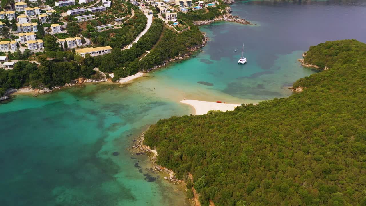 俯瞰地中海岛屿上的海滩视频素材