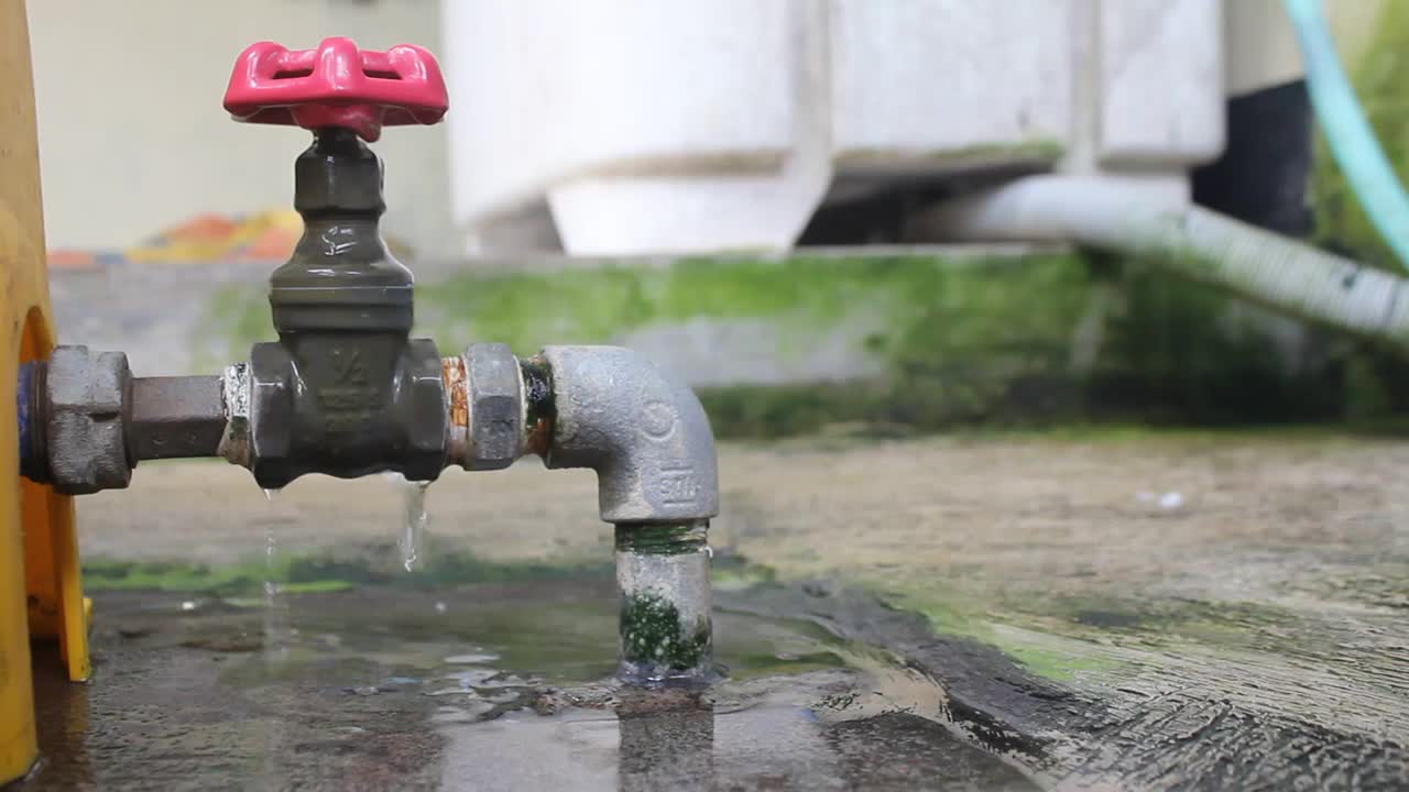 水从水龙头里流出来视频素材