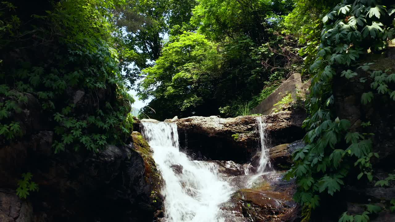 韩国江原道洪川郡龙索瀑布的风景视频素材