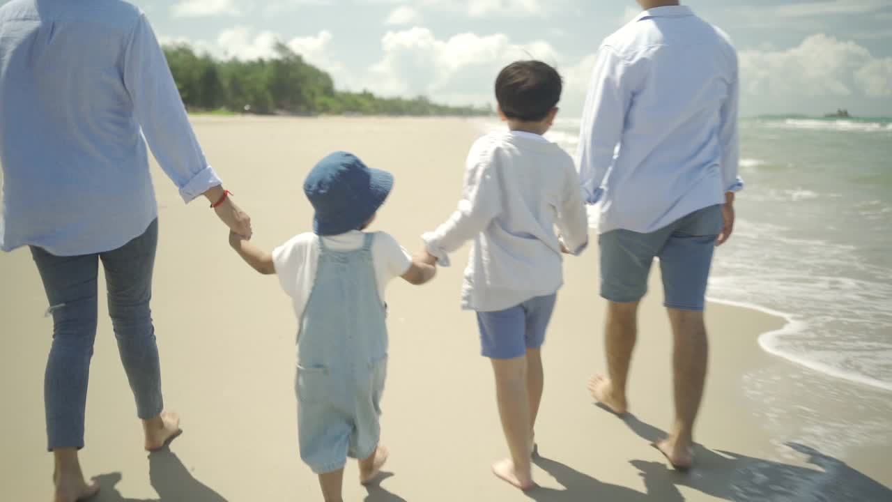 一群家庭在海滩上散步暑假，亚洲人的生活方式视频素材