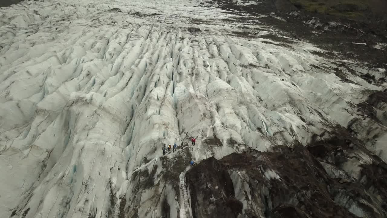 徒步旅行者在Skaftafell冰川旅行，鸟瞰图视频素材