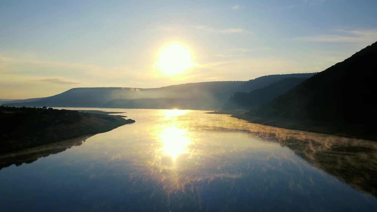 日出在一个雾湖，鸟瞰山湖在雾雾日出视频素材