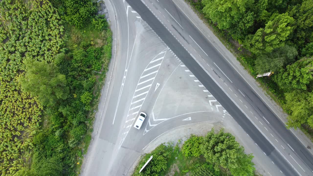 在高风险道路上有出口的十字路口。高速公路用于高速交通视频素材