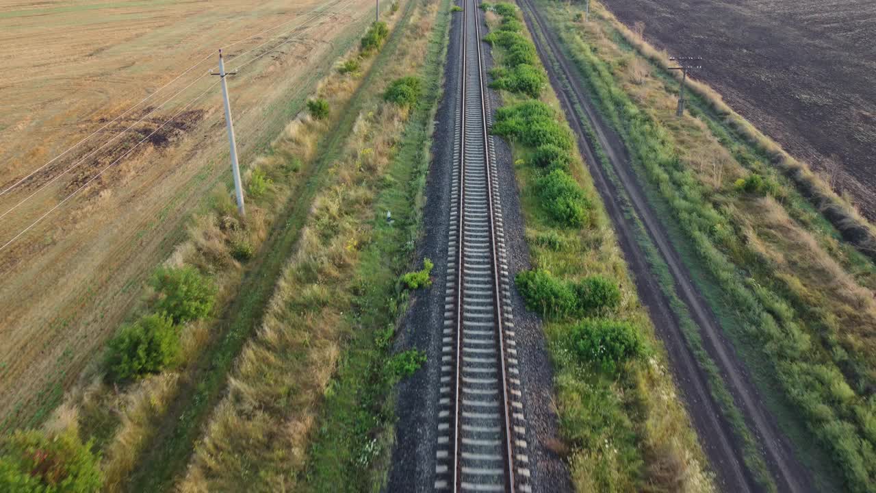 飞越铁路，穿过农田的飞机视频素材