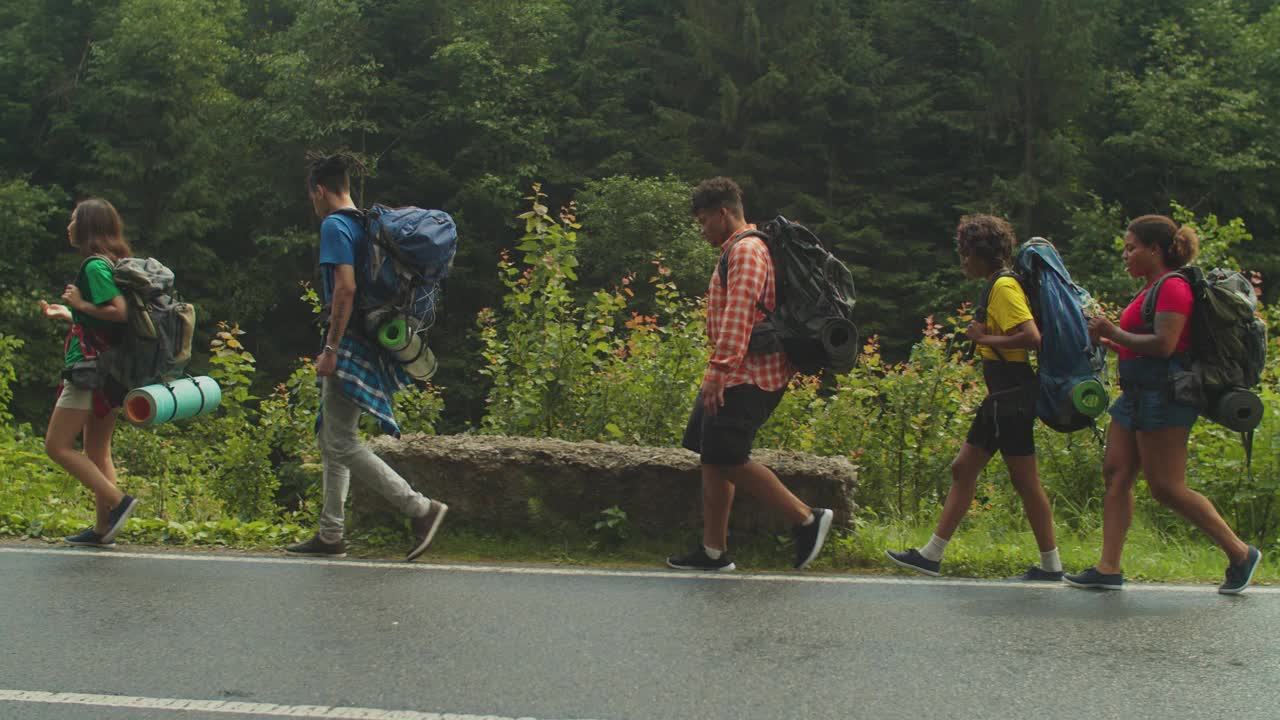 愉快的多元种族旅行者，背包享受休闲登山视频素材