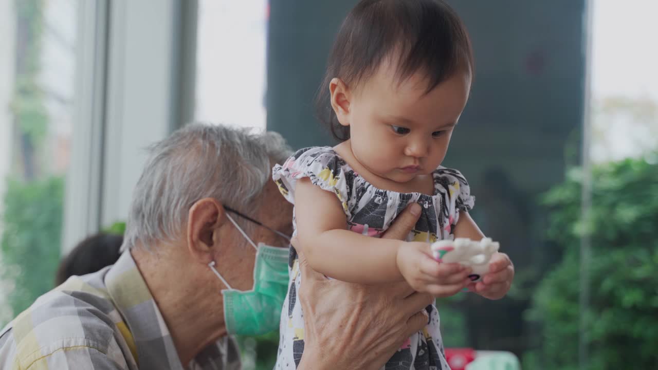 爷爷和孙女在一起玩得很开心视频素材