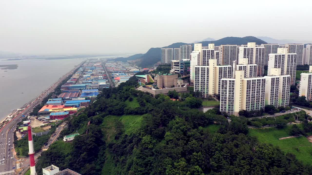 韩国，釜山，沙下区，大浦海滩附近的市中心和Amisan天文台(Amisan山天文台)视频素材