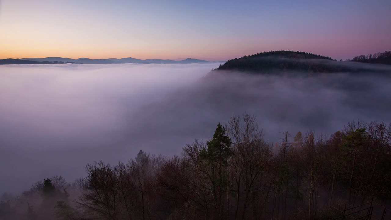 斯洛伐克，秋天的云层之上——日落时的山景视频素材