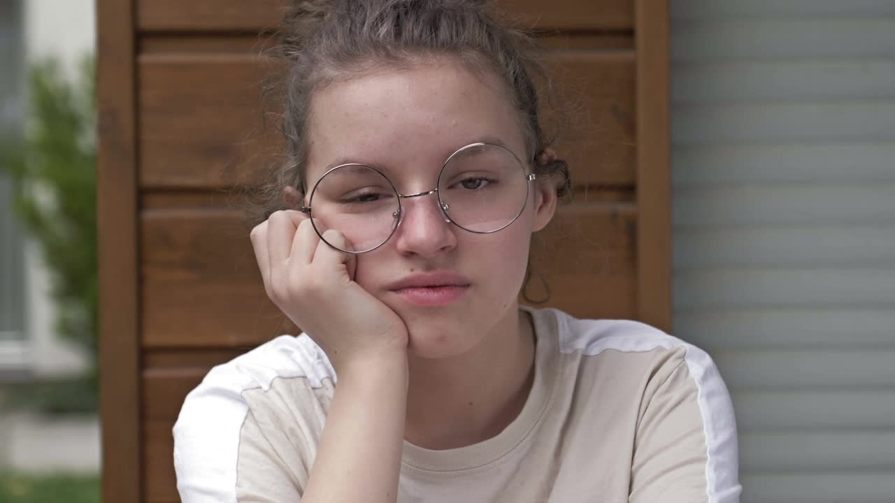 女学生在网上上课时睡觉。在冠状病毒大流行背景下的远程教育问题视频素材