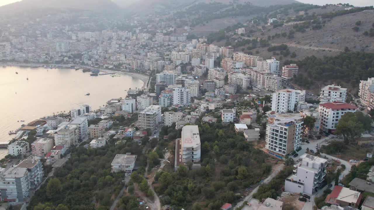 萨兰达市和阿尔巴尼亚的港口。视频下载