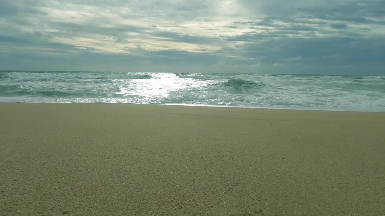 明亮的青色海水和海浪冲击异国情调的沙滩视频素材