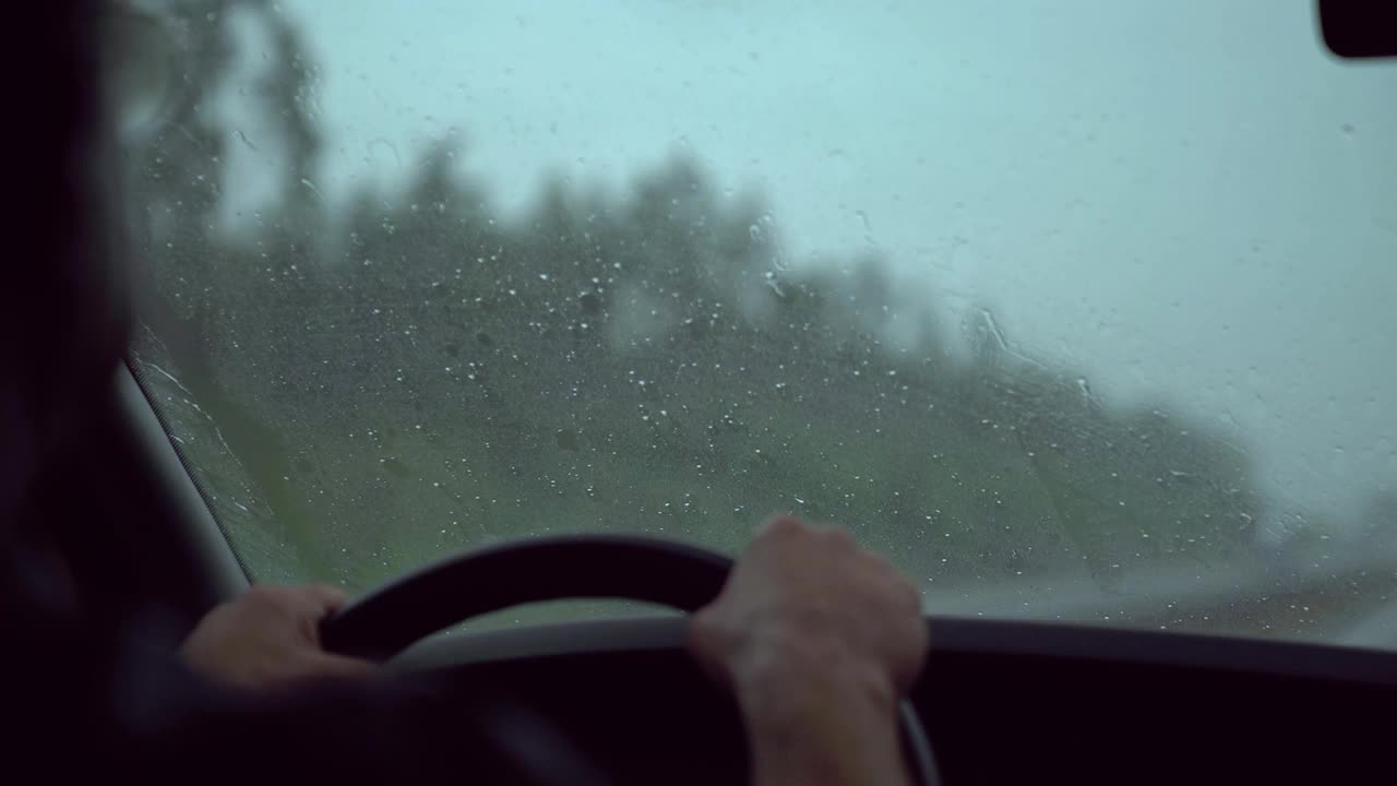 紧急情况下的司机。司机在雨中设法控制汽车。风暴。视频素材