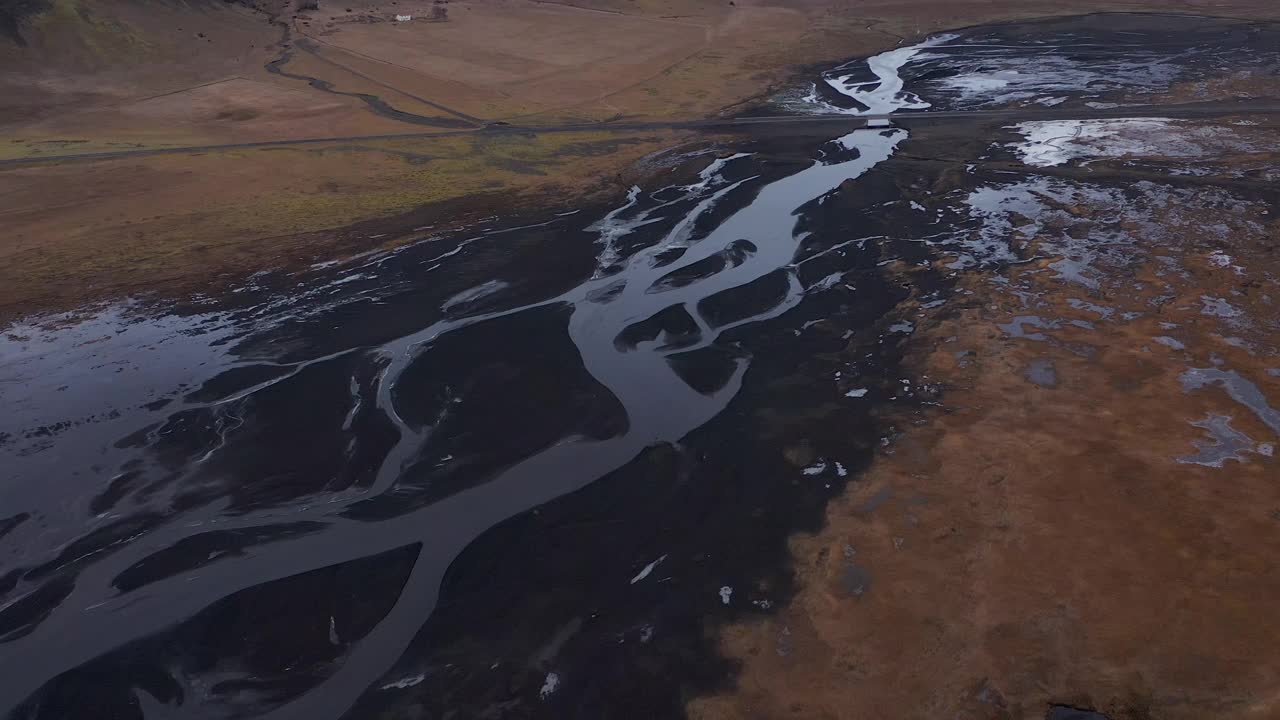 无人机拍摄到强烈的河流水流涌向下游和干燥的土地视频素材