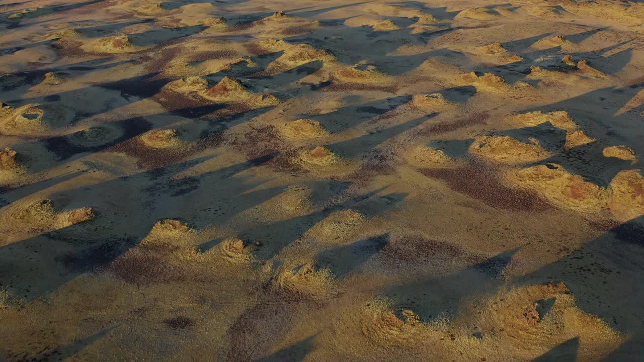 巨大的阴影投射在带有大型火山口的开阔场地上视频素材