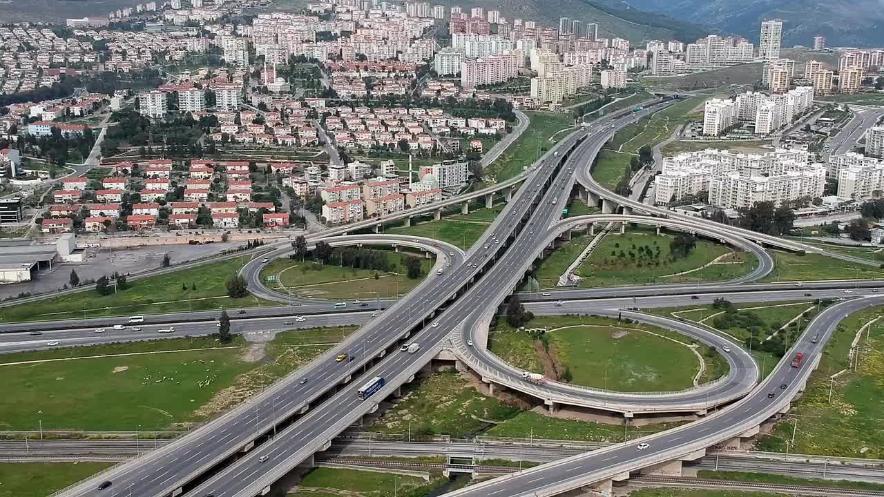 立交桥附近的新士绅区İzmir，土耳其视频下载