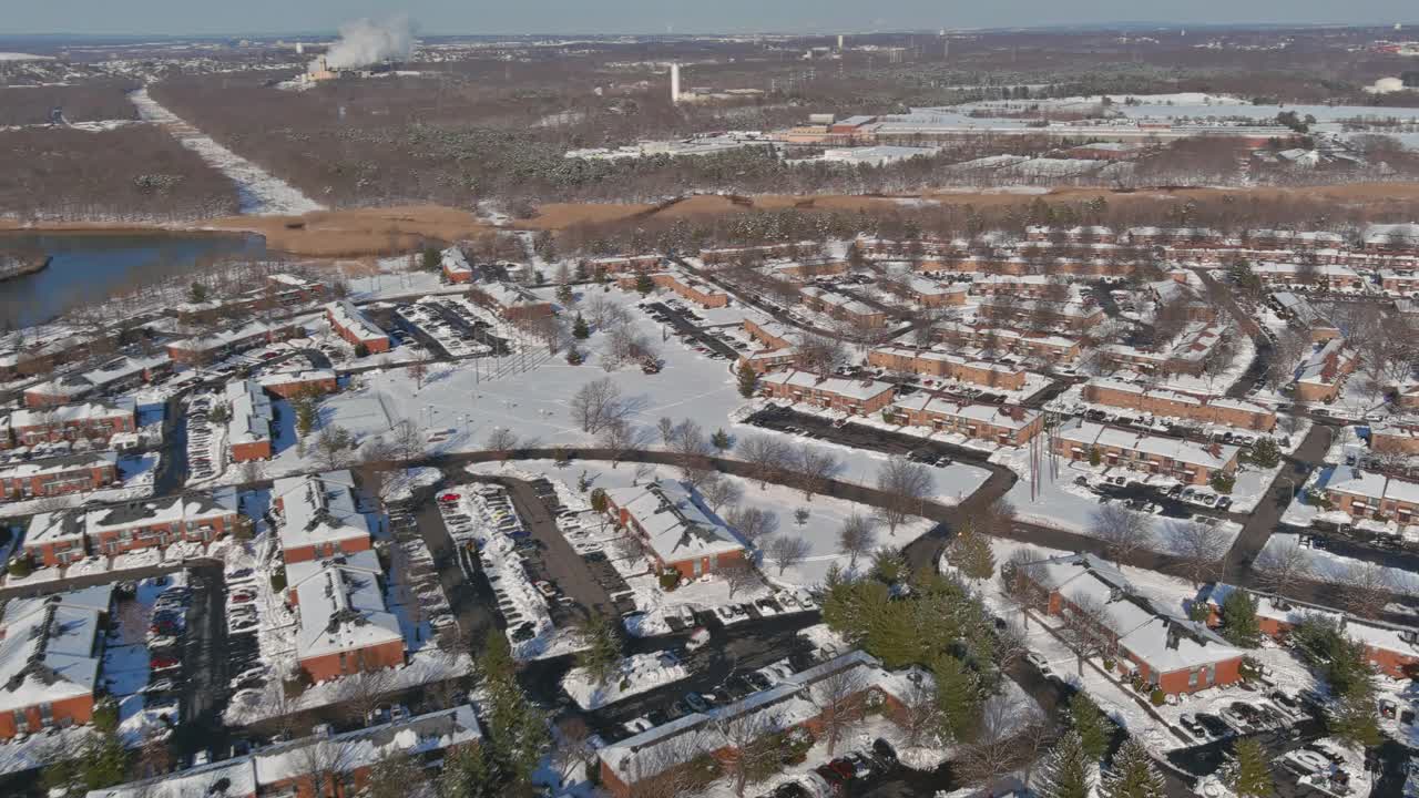 一个美丽的冬日，一幅全景图，一幅阳光明媚的公寓楼街道住宅视频素材