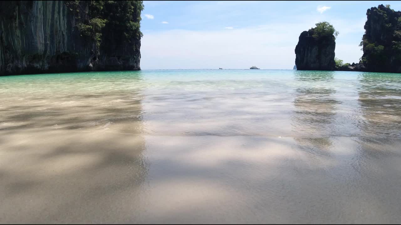 夏天的海滩、沙滩和天空的景观。滩海空间区域。视频素材