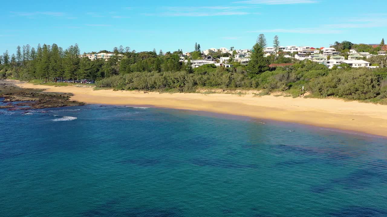 澳大利亚昆士兰州阳光海岸，雪莉海滩卡隆德拉的鸟瞰图视频素材