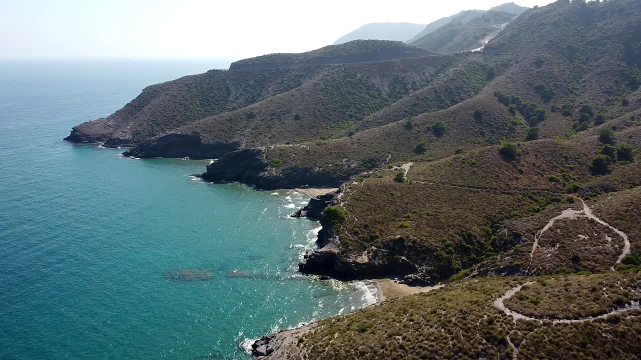 无人机拍摄的空中野生海滩海岸线。人们在度假时从上面欣赏海滩景色。视频素材