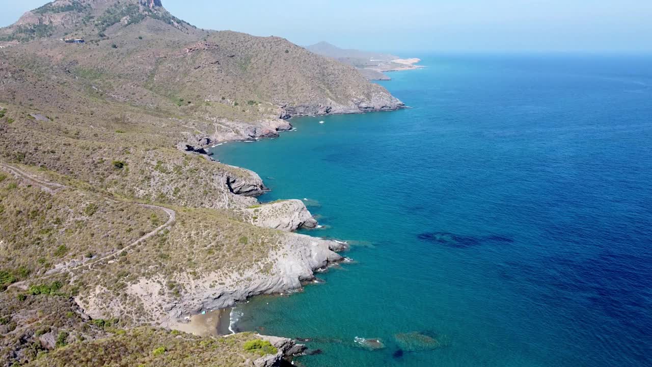 无人机拍摄的空中野生海滩海岸线。人们在度假时从上面欣赏海滩景色。视频素材