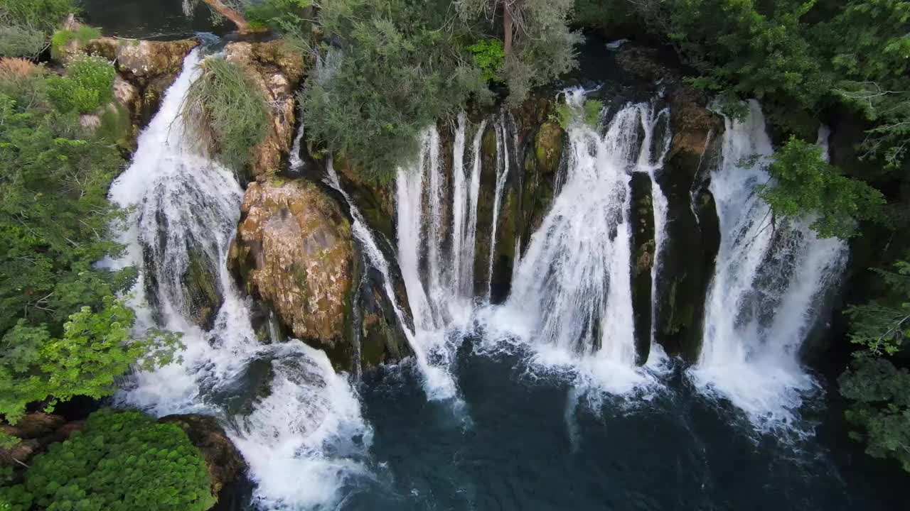 第一人称飞行在峡谷深处，山间河流，竹林，杜鹃花覆盖苔藓视频素材