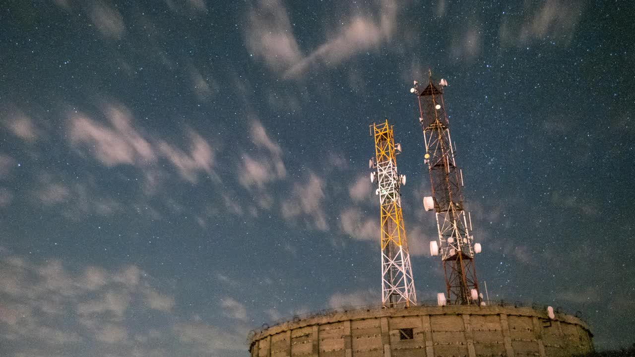 夜间废弃的雷达天线视频下载