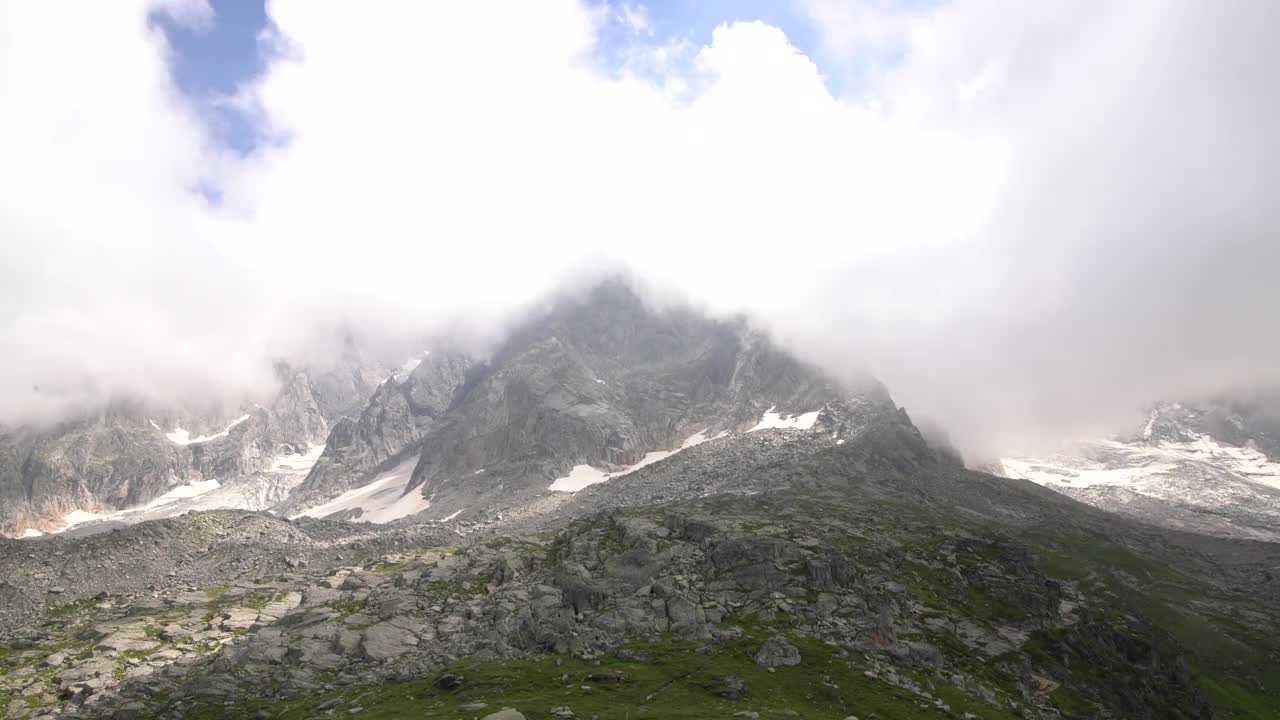 Chamonix Mont Blanc的云雾山景视频素材