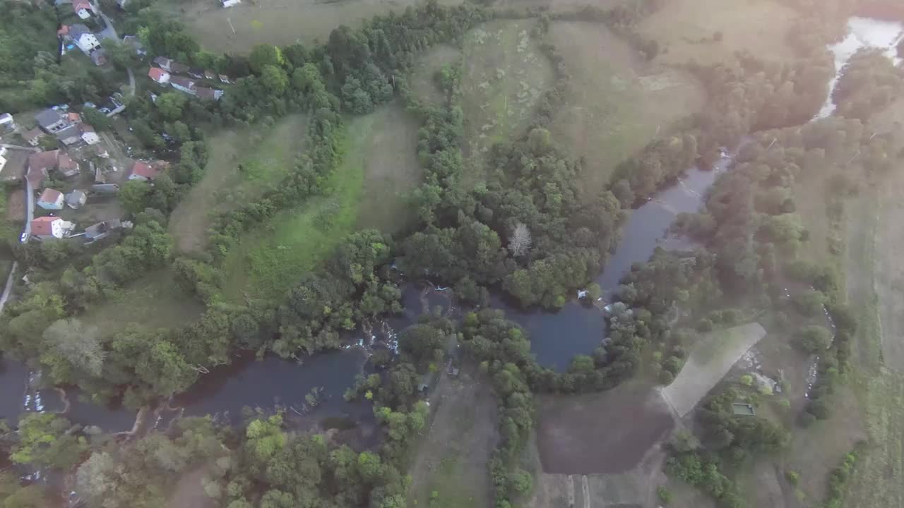 第一人称飞行在峡谷深处，山间河流，竹林，杜鹃花覆盖苔藓视频素材