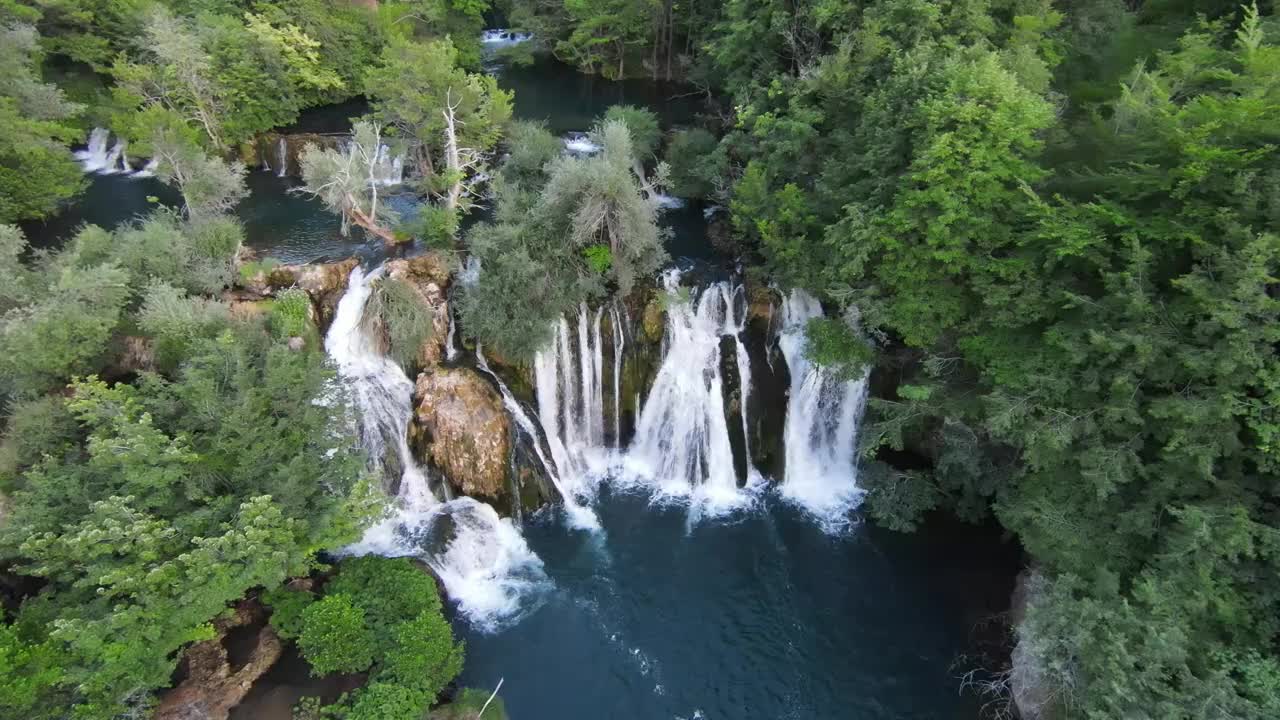 第一人称飞行在峡谷深处，山间河流，竹林，杜鹃花覆盖苔藓视频素材