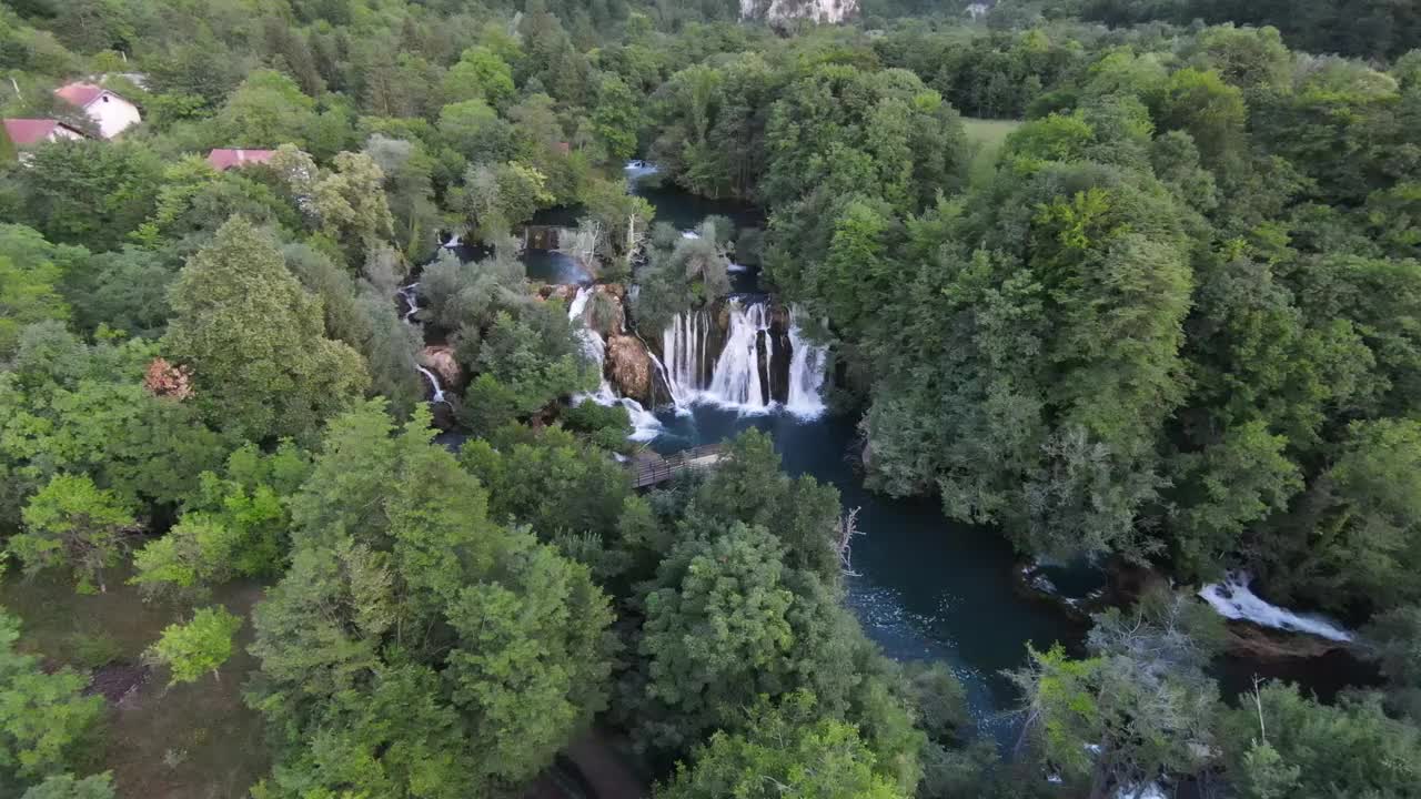 第一人称飞行在峡谷深处，山间河流，竹林，杜鹃花覆盖苔藓视频素材