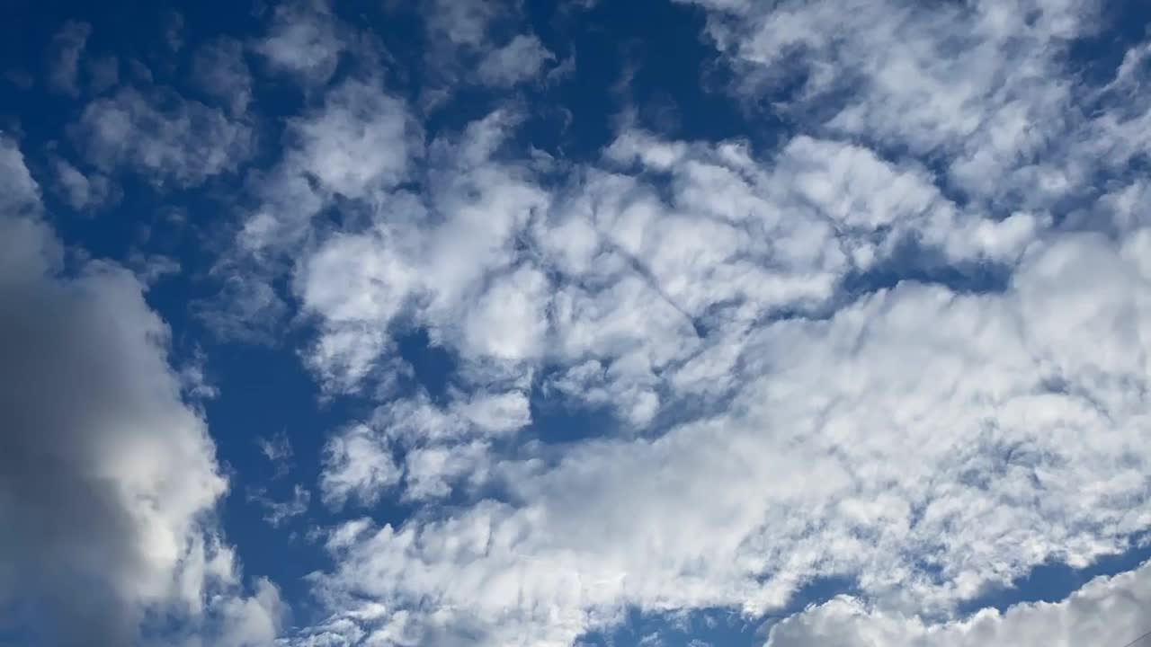 天空乌云和阳光。天上的云背景。神圣的蓝天，白云，阳光。晴天美丽的云景。视频素材