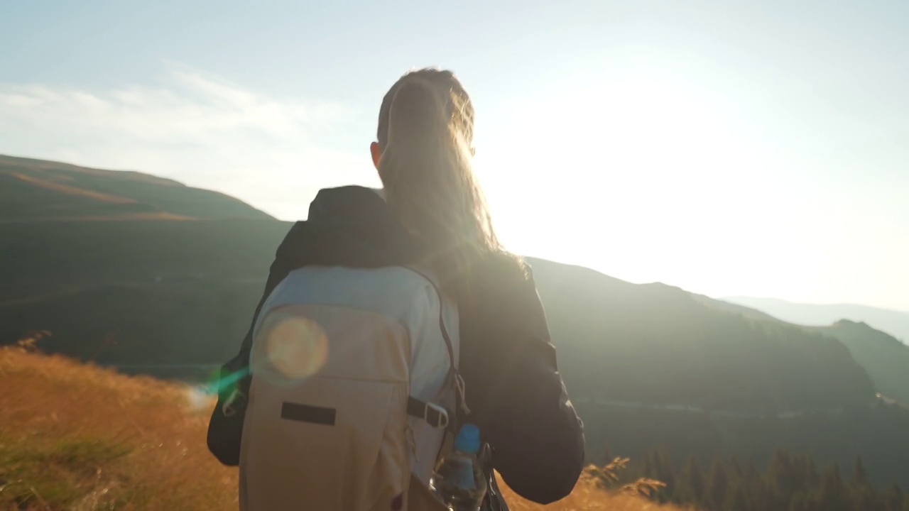 在一个阳光明媚的日子里徒步旅行。视频素材