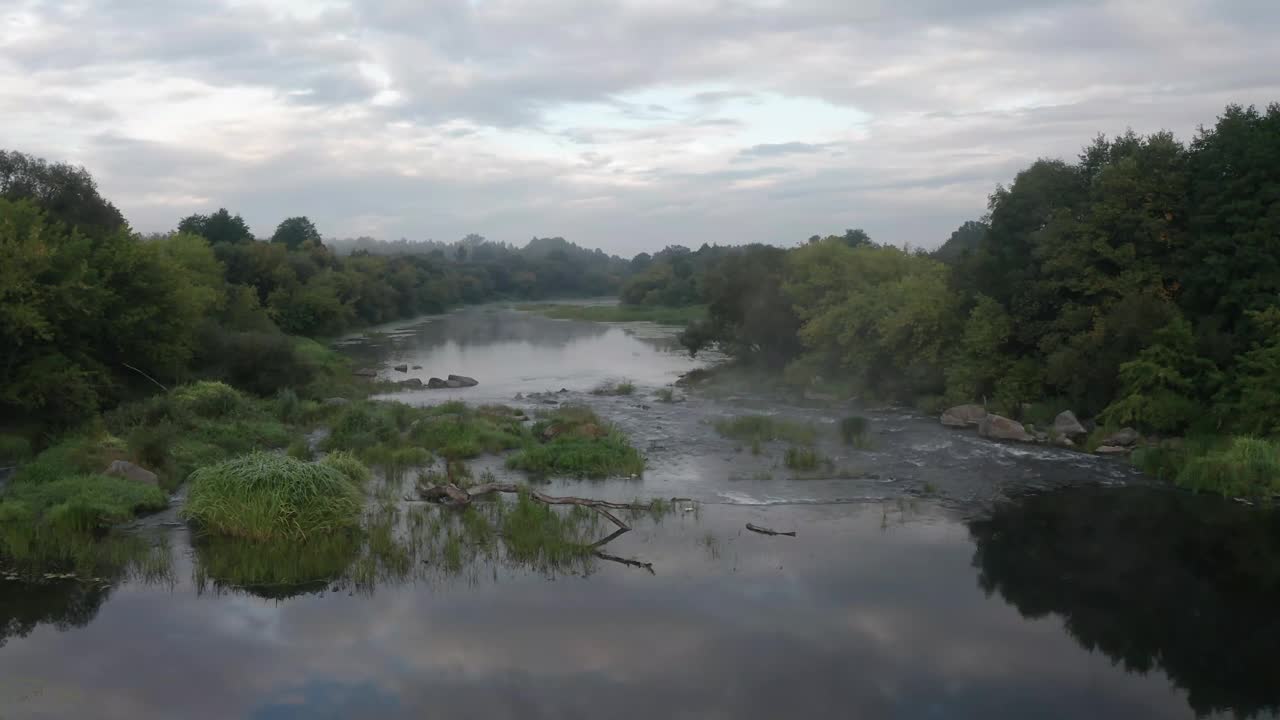 早晨的风景。无人机在雾中观察森林河流。视频素材