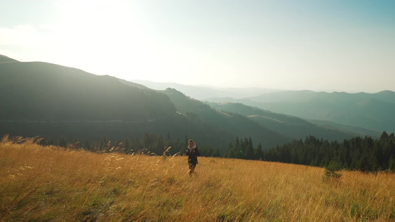 一位年轻女子在一个阳光明媚的早晨徒步旅行。视频素材