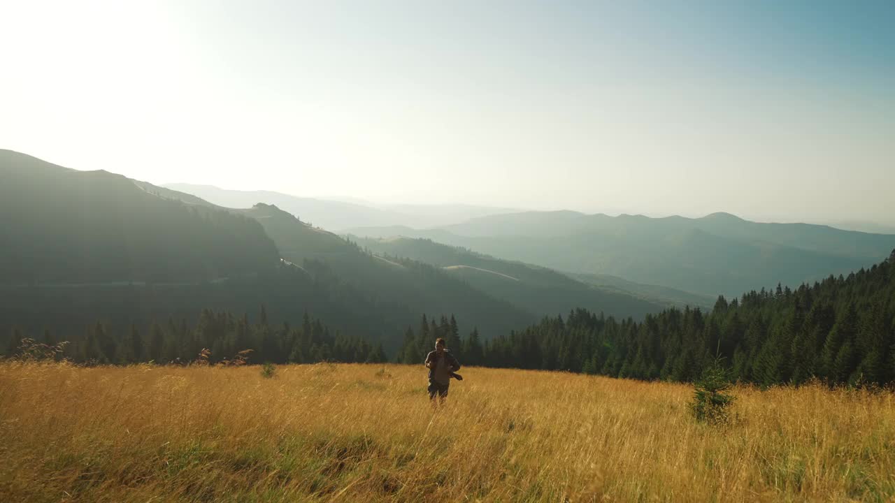 一名男性徒步旅行者正在攀登山顶。视频素材