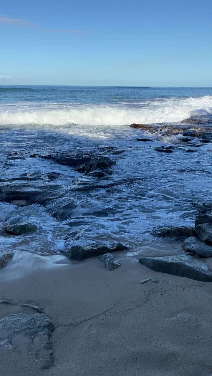 瓦胡岛泻湖的岩石海岸线视频素材