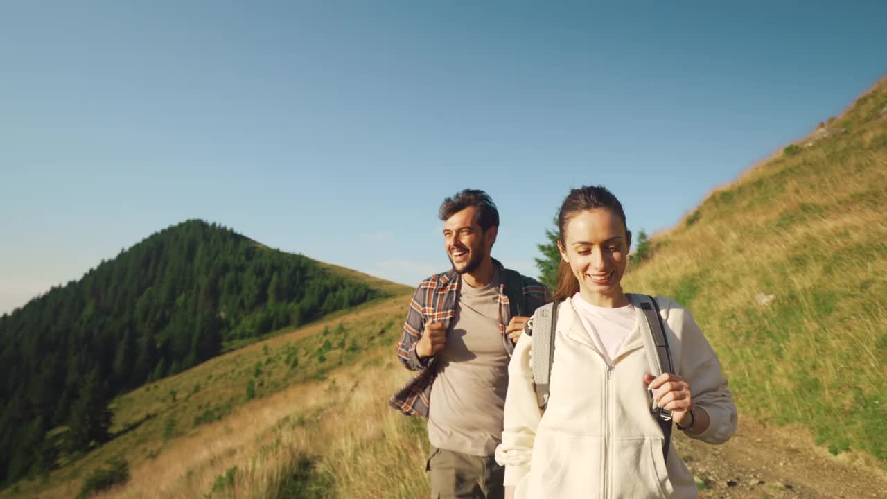 徒步旅行是我们的爱好。视频素材