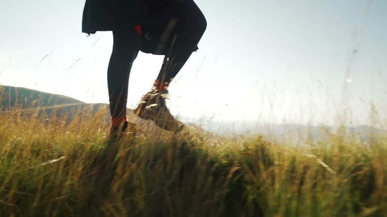 在一个美丽的日子里探索群山。视频素材